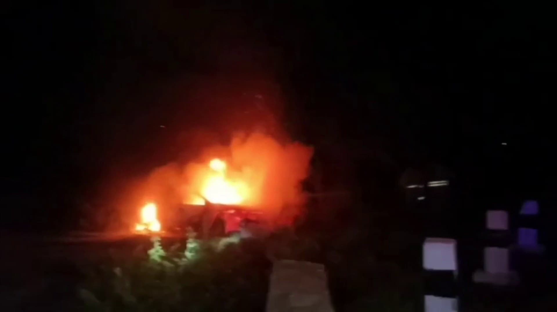 கார் தடுப்புச் சுவரில் மோதி ஏற்பட்ட தீ விபத்தில் ஓட்டுநர் உயிரிழப்பு