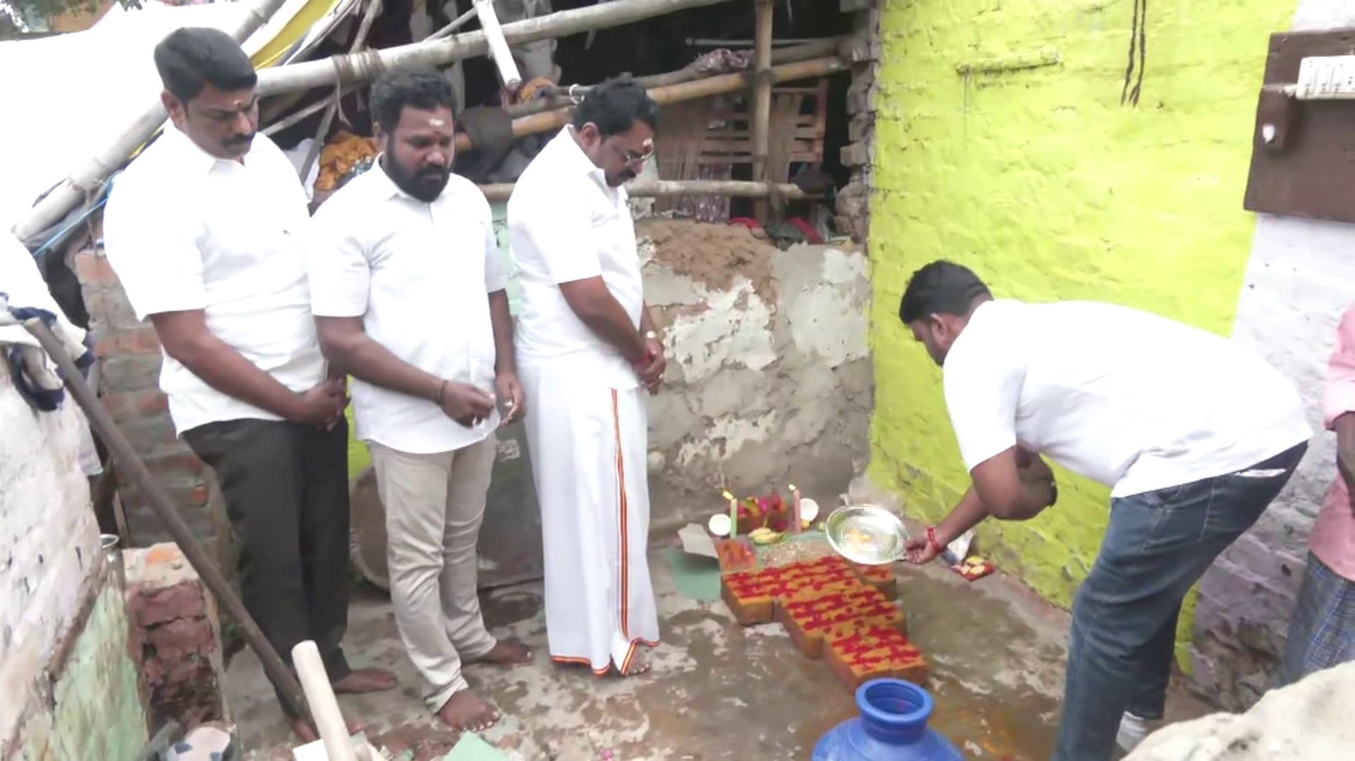 த.வெ.க. முதல் மாநாட்டிற்கு சென்று விபத்தில் உயிரிழந்தவரின் குடும்பத்தினருக்கு த.வெ.க. சார்பில் வீடு கட்டித் தர ஏற்பாடு