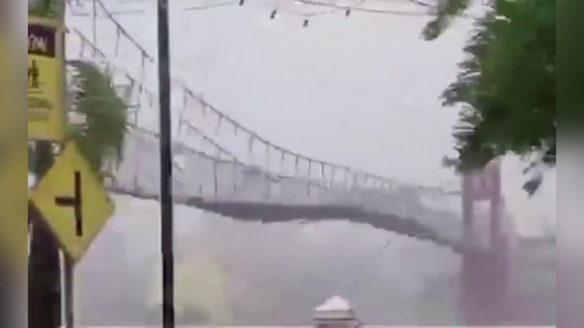 பிலிப்பைன்ஸை புரட்டிப் போட்ட ஃபங் வாங் புயல்