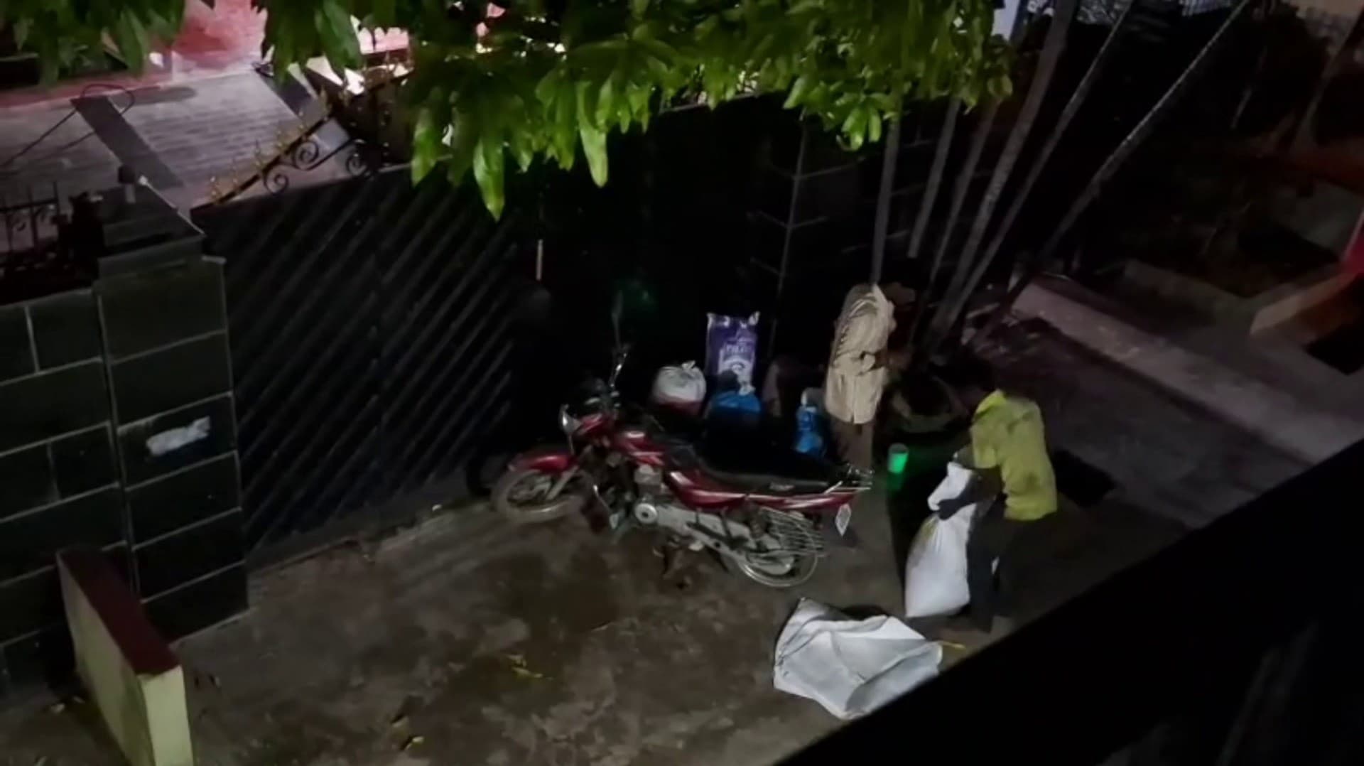 வீடு வீடாகச் சென்று ரேசன் அரிசியை விலைக்கு வாங்கி  ஆந்திராவிற்கு கடத்தல்