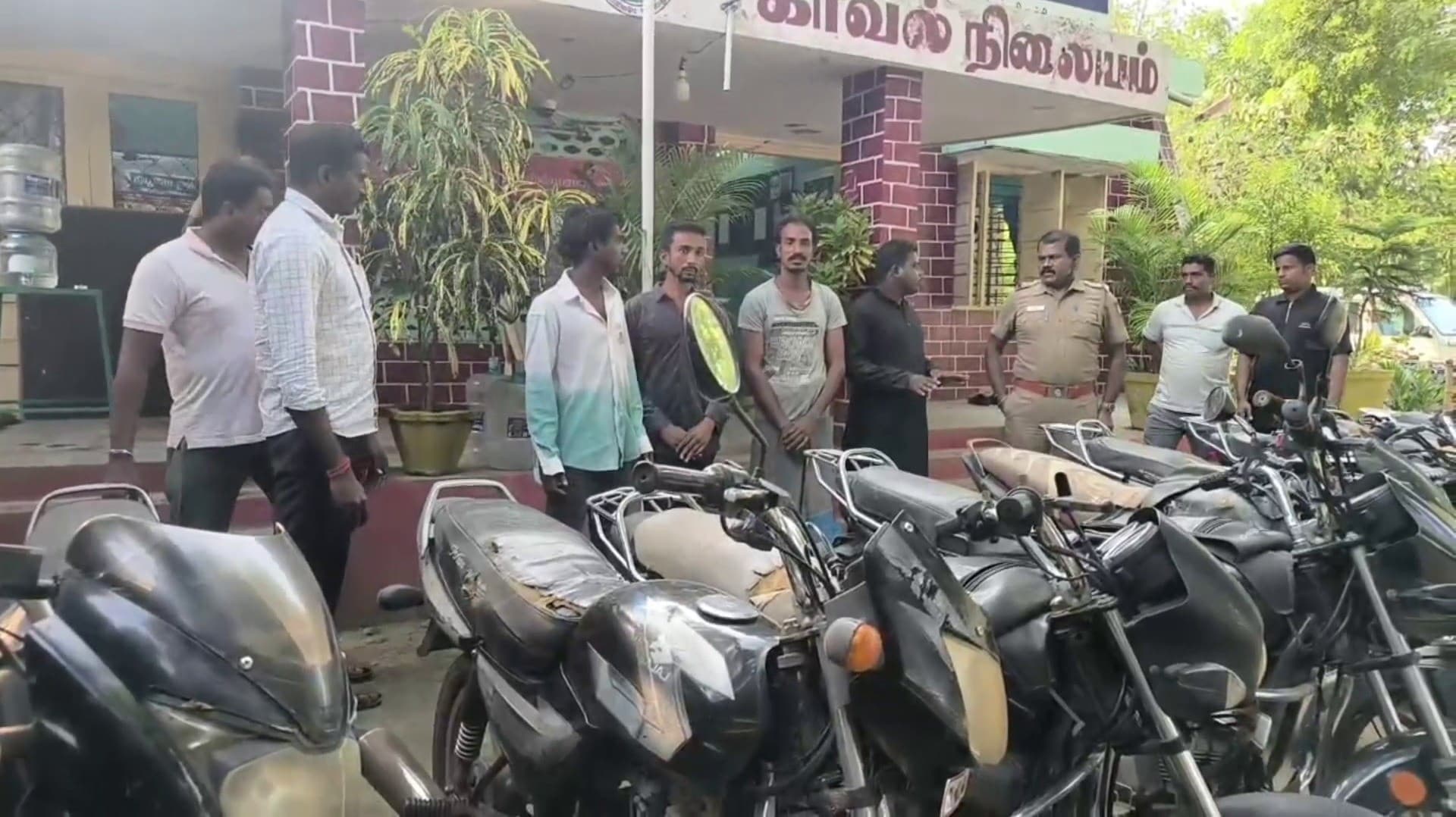 தொடர் திருட்டு 4 பேர் கைது, 12 டூவீலர்கள் பறிமுதல்