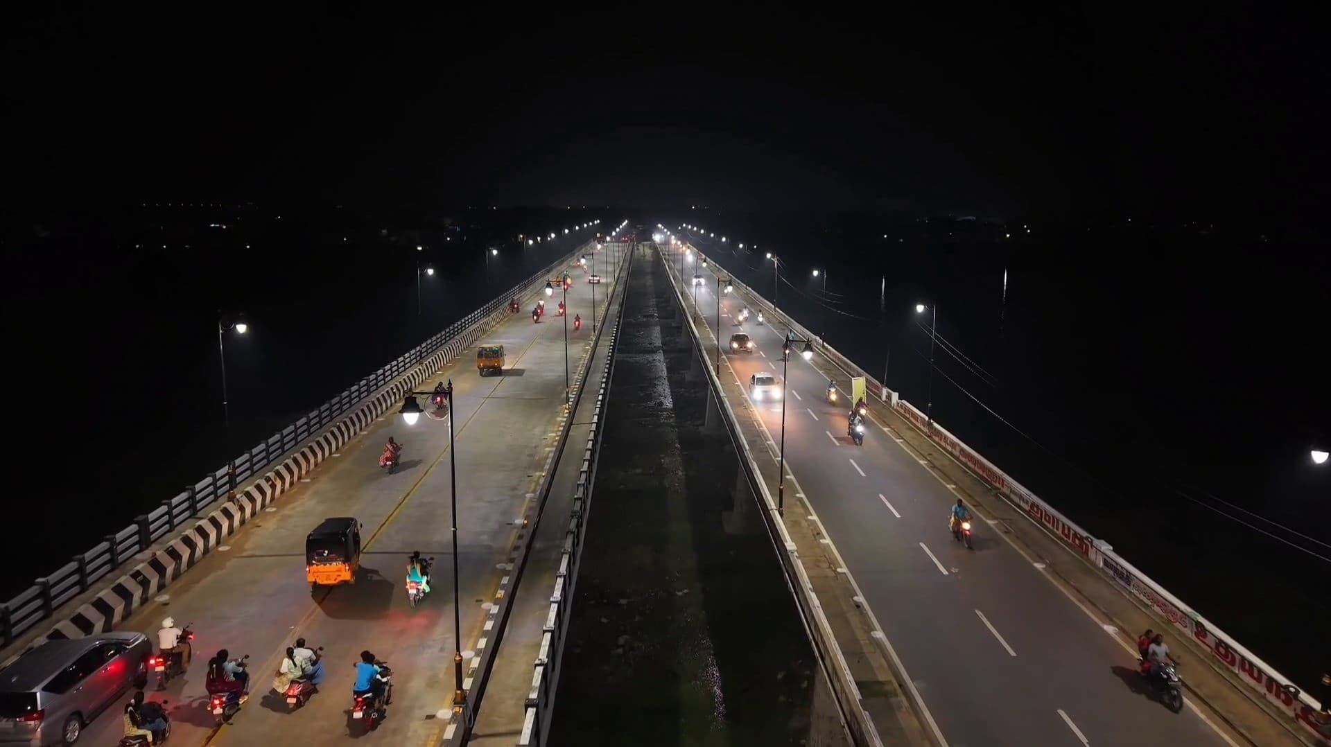 கடலூரில் மின்விளக்கு வெளிச்சத்தில் ஜொலிக்கும் 4 பாலங்கள்