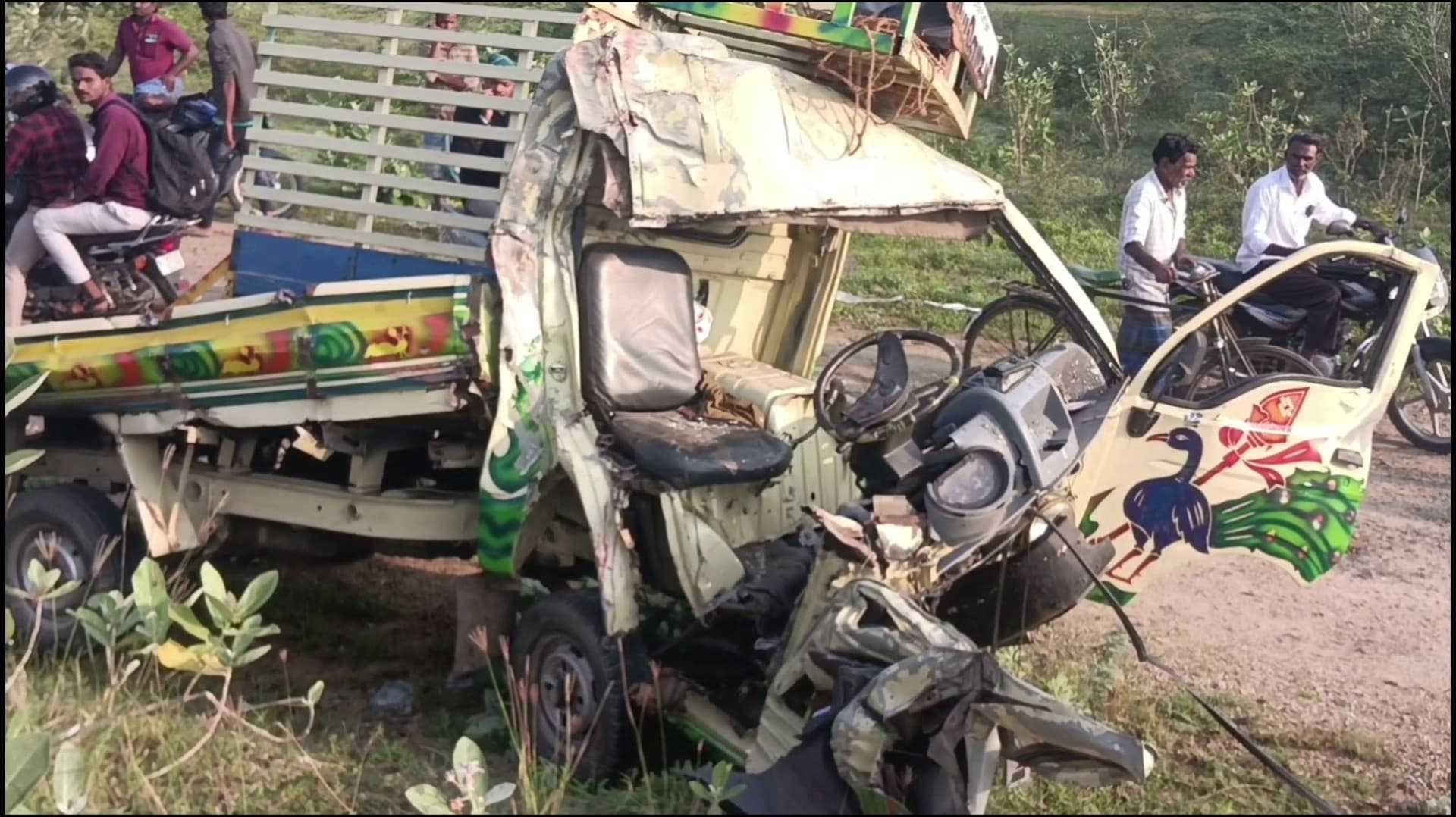 சிறிய ரக சரக்கு வாகனமும் ஈச்சர் லாரியும் நேருக்கு நேர் மோதி விபத்து