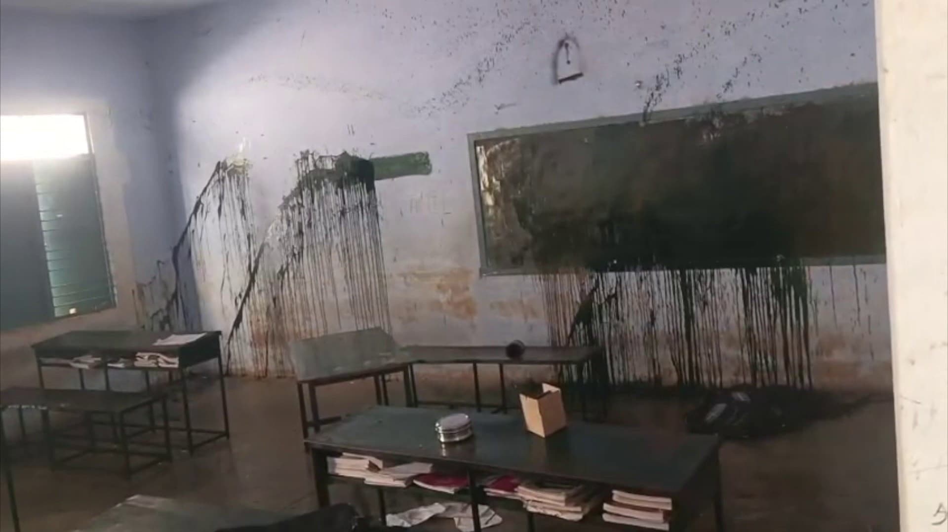 அரசுப் பள்ளி வகுப்பறை சுவர்களில் ஆபாசப் படங்கள்.. நடவடிக்கை எடுக்குமாறு பெற்றோர் கோரிக்கை