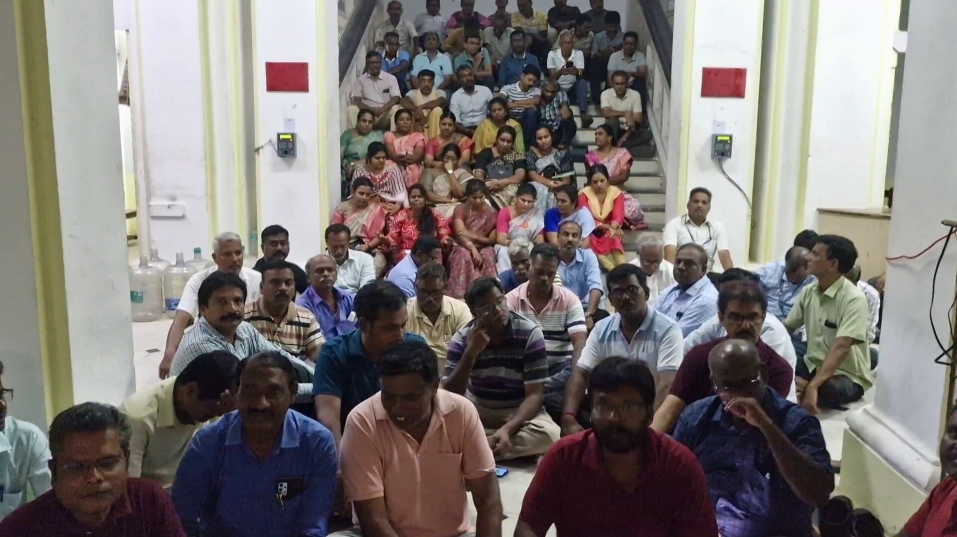 அண்ணாமலை பல்கலை பேராசிரியர்கள் உள்ளிருப்புப் போராட்டம்