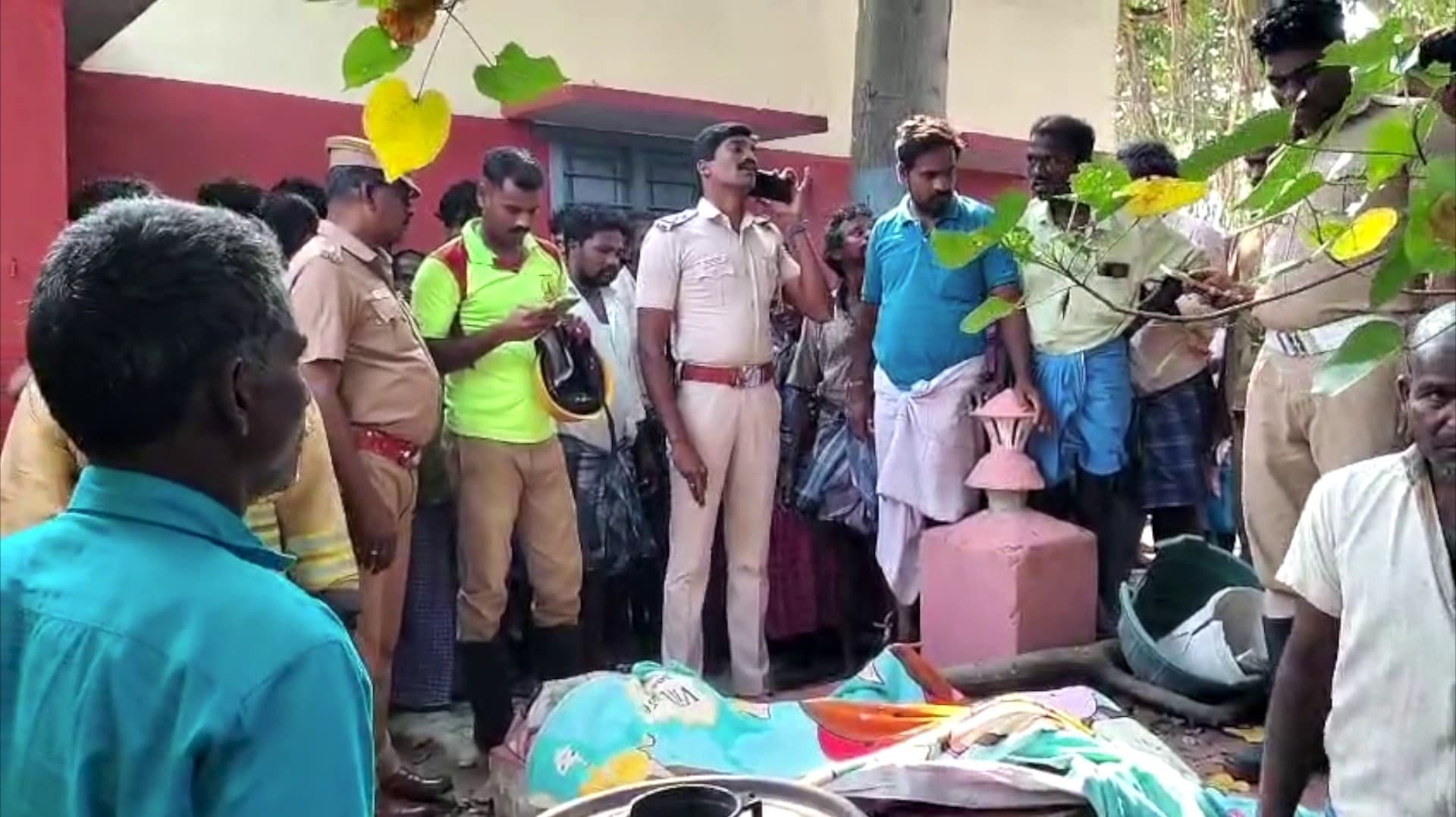 மீன்பிடிக்கச் சென்ற பள்ளி மாணவர் மின்சாரம் தாக்கி பலி