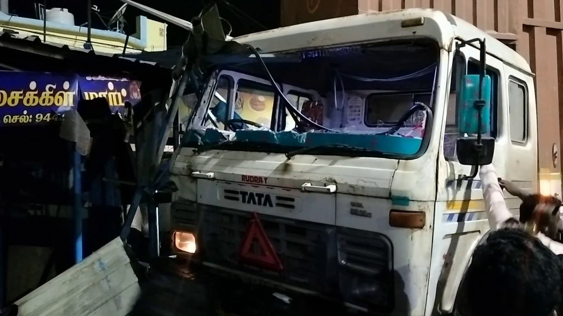 சாலையோரக் கடைக்குள் புகுந்த கன்ட்டெய்னர் லாரி