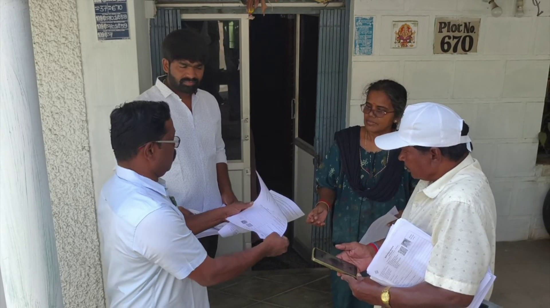 எஸ்.ஐ.ஆர். பணிகளை தொடர உச்சநீதிமன்றம் அனுமதி