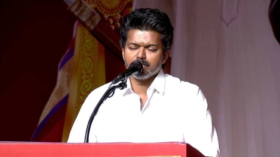 "பவளவிழா பாப்பா நீ நல்லவர்போல நடிப்பதைப் பார்த்து நாடே சிரிக்கிறது பாப்பா" - விஜய்