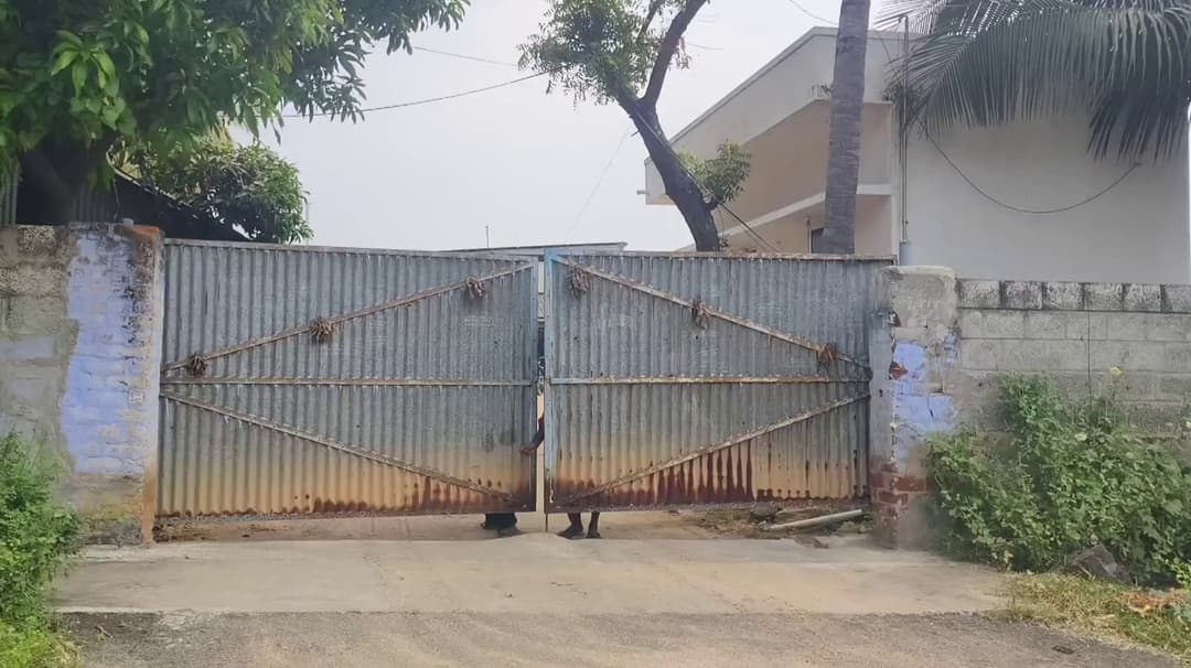 ஆற்றில் சாயக்கழிவை வெளியேற்றிய 3 நிறுவனங்களுக்கு சீல்