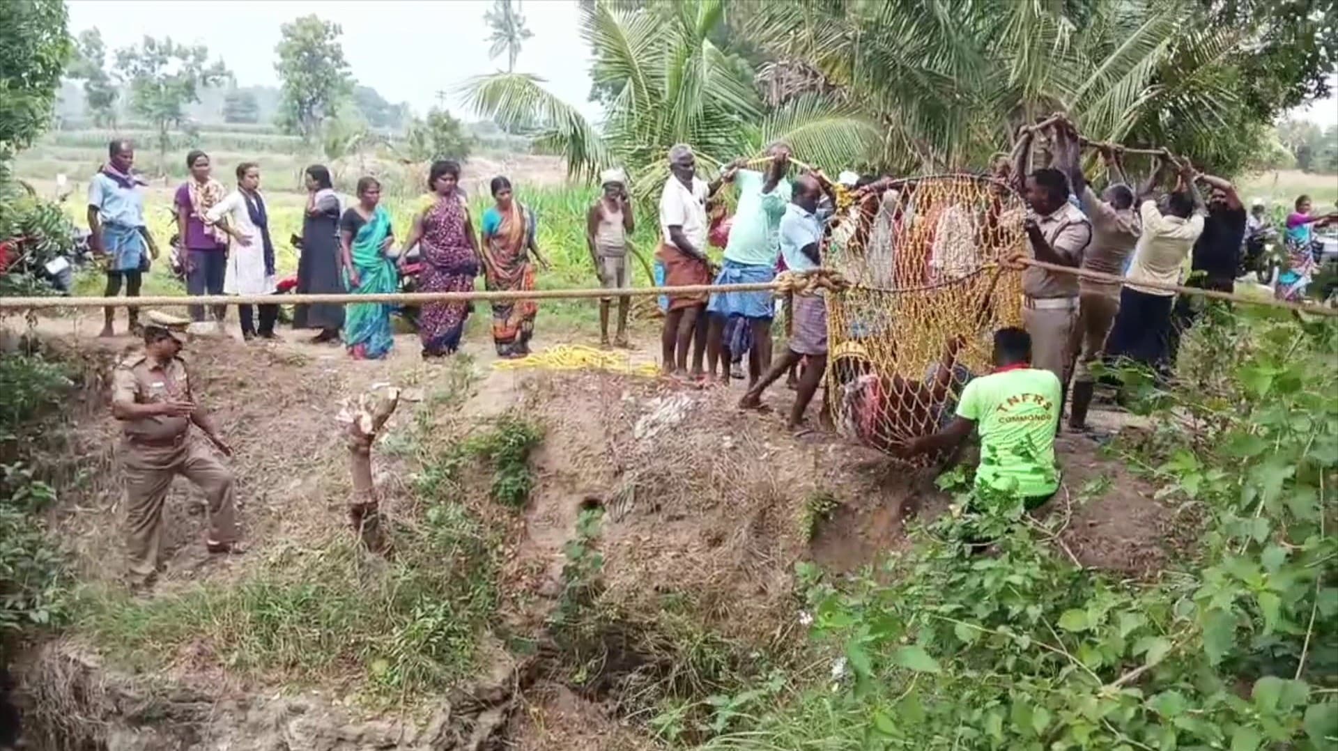 50 அடி ஆழ கிணற்றுக்குள் தவறி விழுந்த விவசாயி மீட்பு