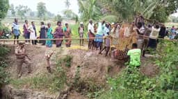 50 அடி ஆழ கிணற்றுக்குள் தவறி விழுந்த விவசாயி மீட்பு