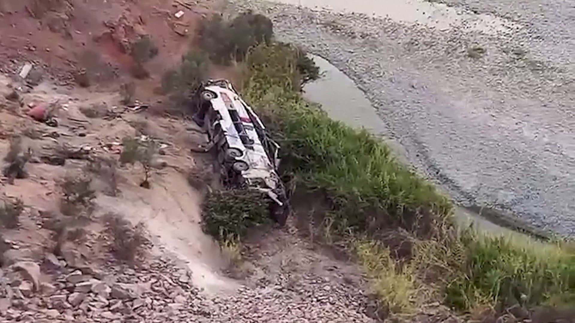 650 அடி ஆழ பள்ளத்தாக்கில் பாய்ந்த பயணிகள் பேருந்து - 37 பேர் உயிரிழப்பு