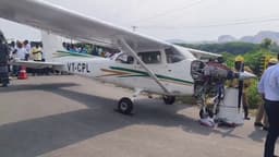 புதுக்கோட்டை அருகே தேசிய நெடுஞ்சாலையில் தரை இறங்கிய சிறிய விமானம்