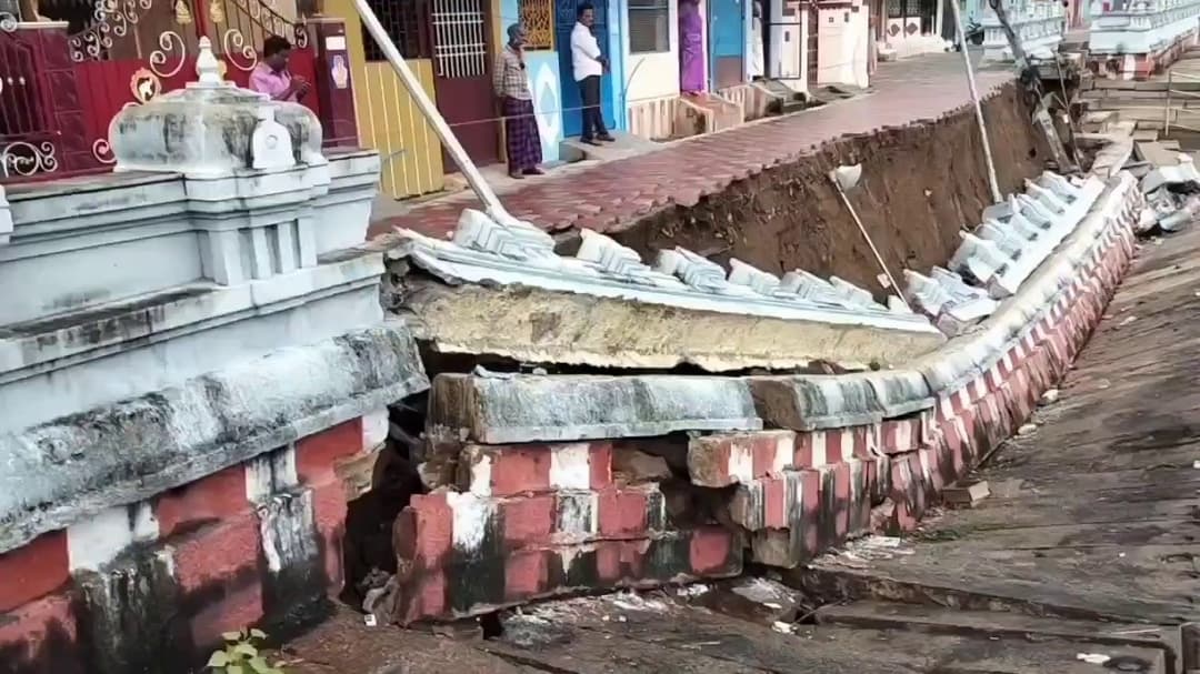 தாணுமாலய சுவாமி கோவில் தெப்பக்குளத்தின் சுவர்கள் இடிந்து விபத்து