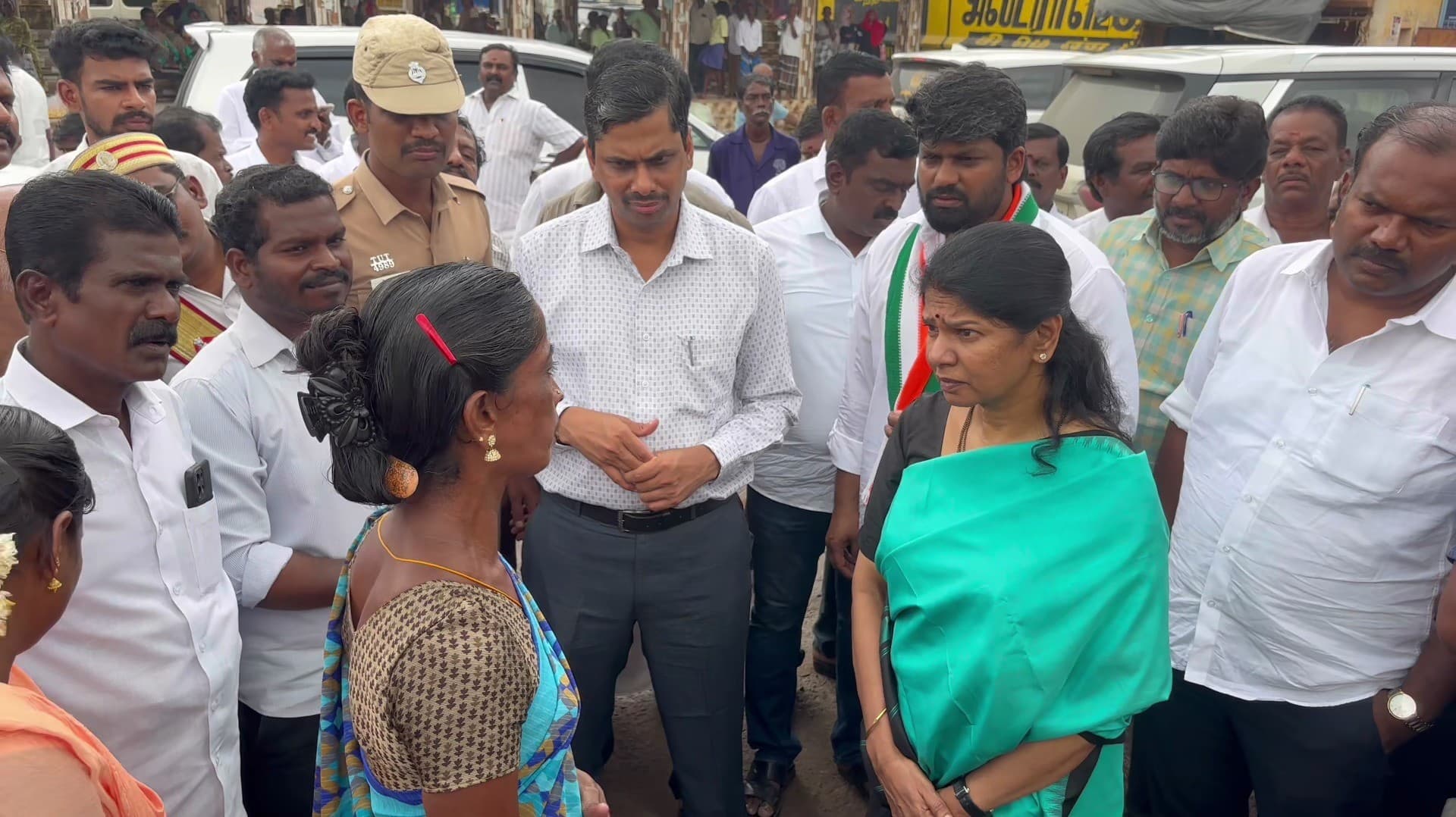 ஆதாரில் பெயர் மாற்ற ரூ.5,000 லஞ்சம் கேட்கிறாங்க- கனிமொழியிடம் பெண் புகார்