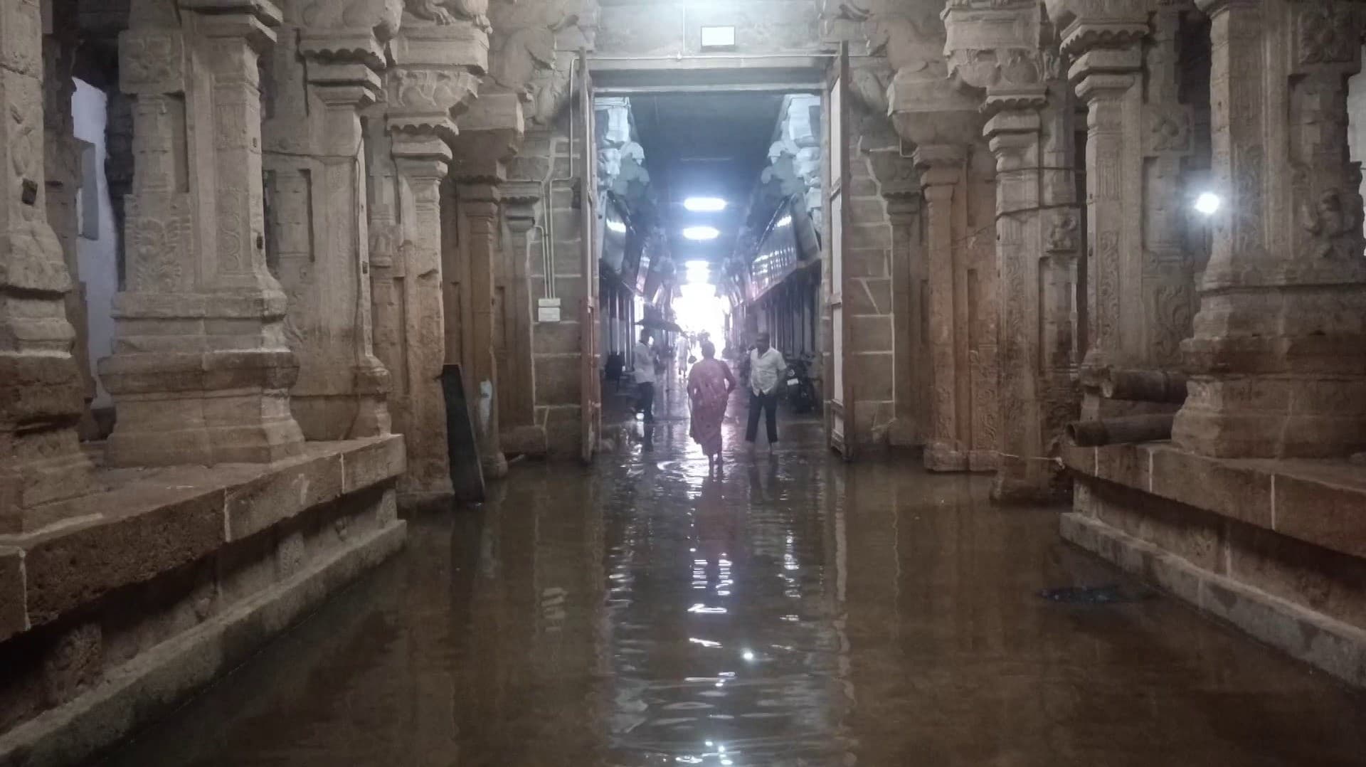 3 மணி நேரமாக பெய்த கனமழையால் சாலைகளில் பெருக்கெடுத்து ஓடிய வெள்ள நீர்