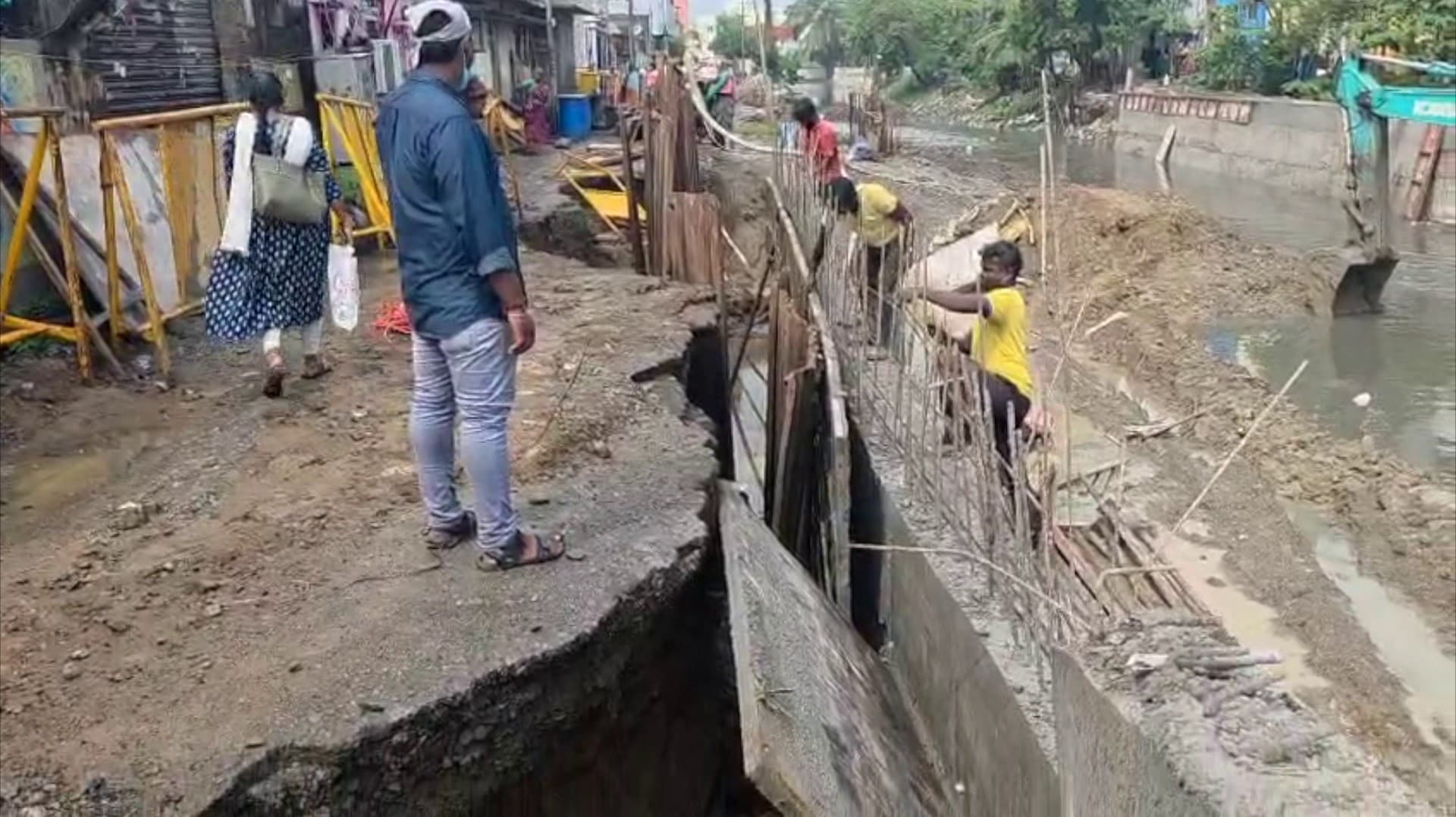 மழைநீர் கால்வாய்க்காக பள்ளம் தோண்டும்போது திடீர் மண் சரிவு.. குடிசை வீடுகளின் சுவர்களில் விரிசல் விட்டதால் மக்கள் அச்சம்