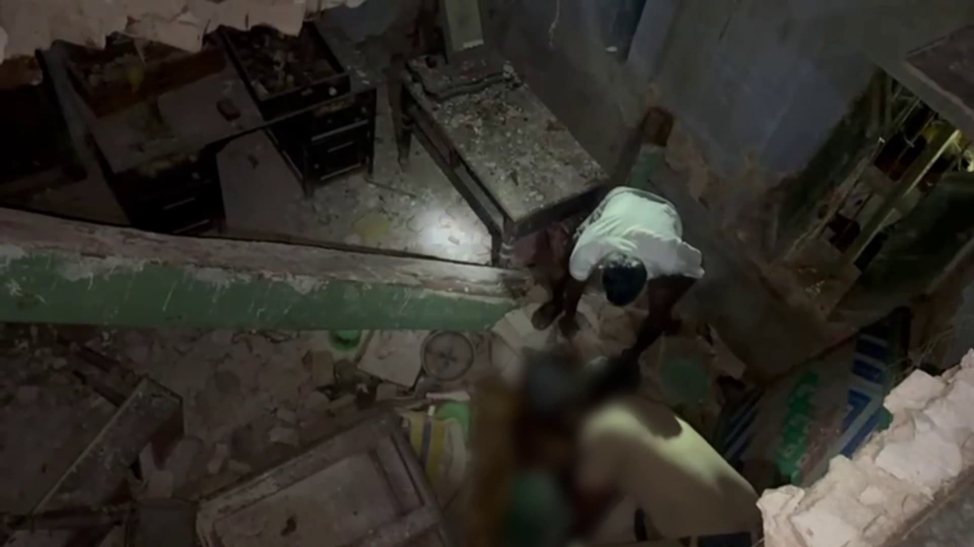 வீட்டின் மேற்கூரை இடிந்து விழுந்ததால் இடிபாடுகளில் சிக்கிய 93 வயது மூதாட்டி.. உணவு, குடிநீர் இல்லாமல் 3 நாட்களாக தவித்து வந்த மூதாட்டி மீட்பு