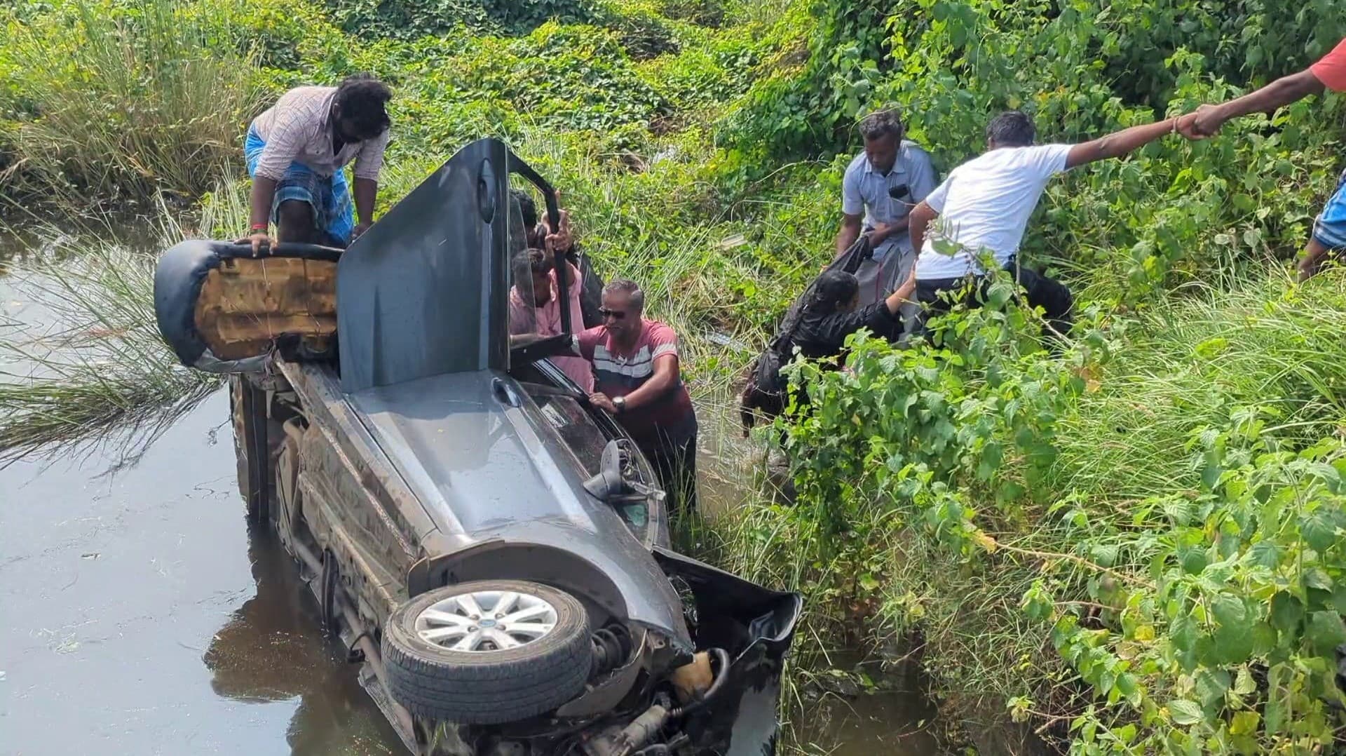 முன்னால் சென்ற இரு சக்கர வாகனம் மீது கார் மோதி விபத்து.. ஒருவர் பலி - 2 குழந்தைகள் உட்பட 6 பேர் காயம்