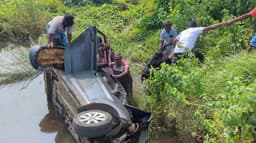 முன்னால் சென்ற இரு சக்கர வாகனம் மீது கார் மோதி விபத்து.. ஒருவர் பலி - 2 குழந்தைகள் உட்பட 6 பேர் காயம்