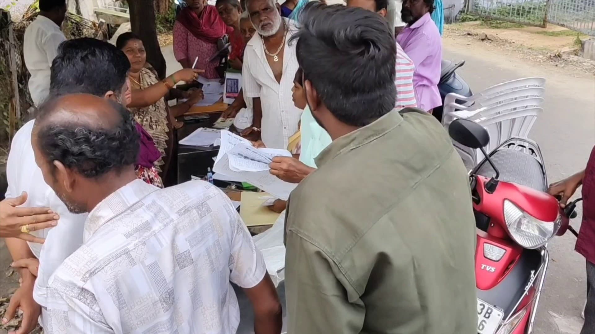 147 வாக்காளர்கள் பெயர் நீக்கப்பட்டதாக குற்றச்சாட்டு.. பி.எல்.ஓ அதிகாரியை முற்றுகையிட்ட அ.தி.மு.கவினர்