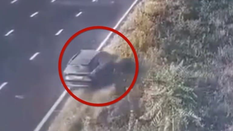 சாலையோரப் பள்ளத்தில் கார் விழுந்து 5 பேர் உயிரிழப்பு