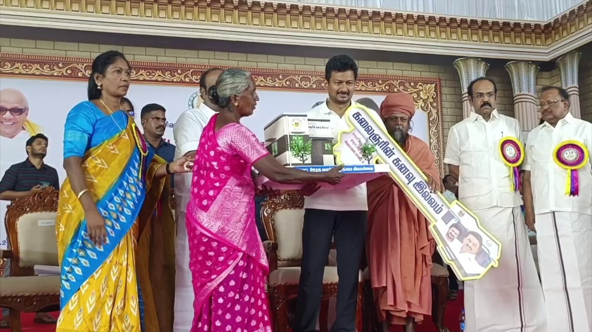 பயனாளிகளுக்கு நலத்திட்ட உதவிகளை வழங்கிய உதயநிதி ஸ்டாலின்