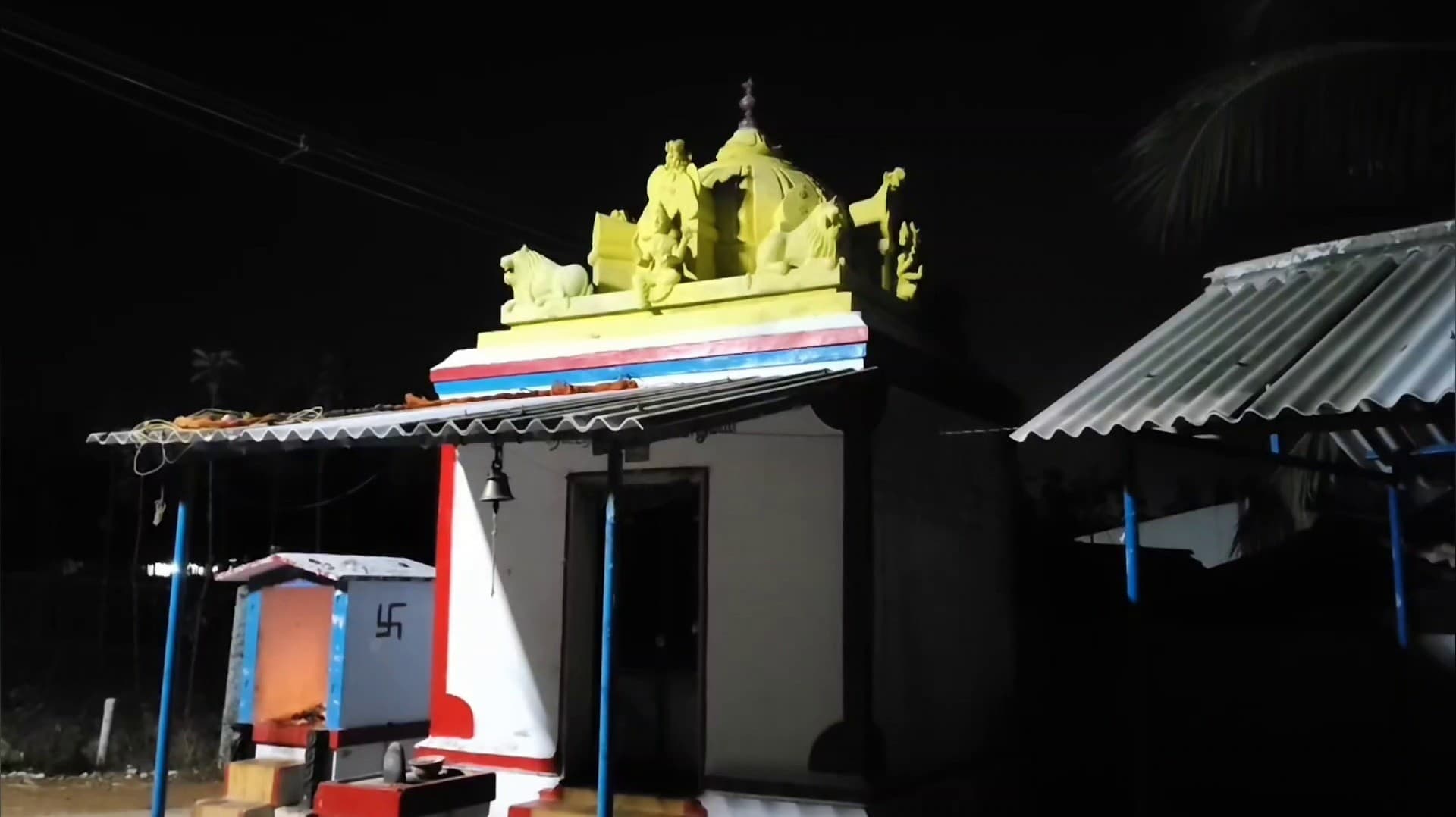 மொடக்குறிச்சி அருகே கோவிலில் புகுந்து அம்மன் தாலிகள் திருட்டு