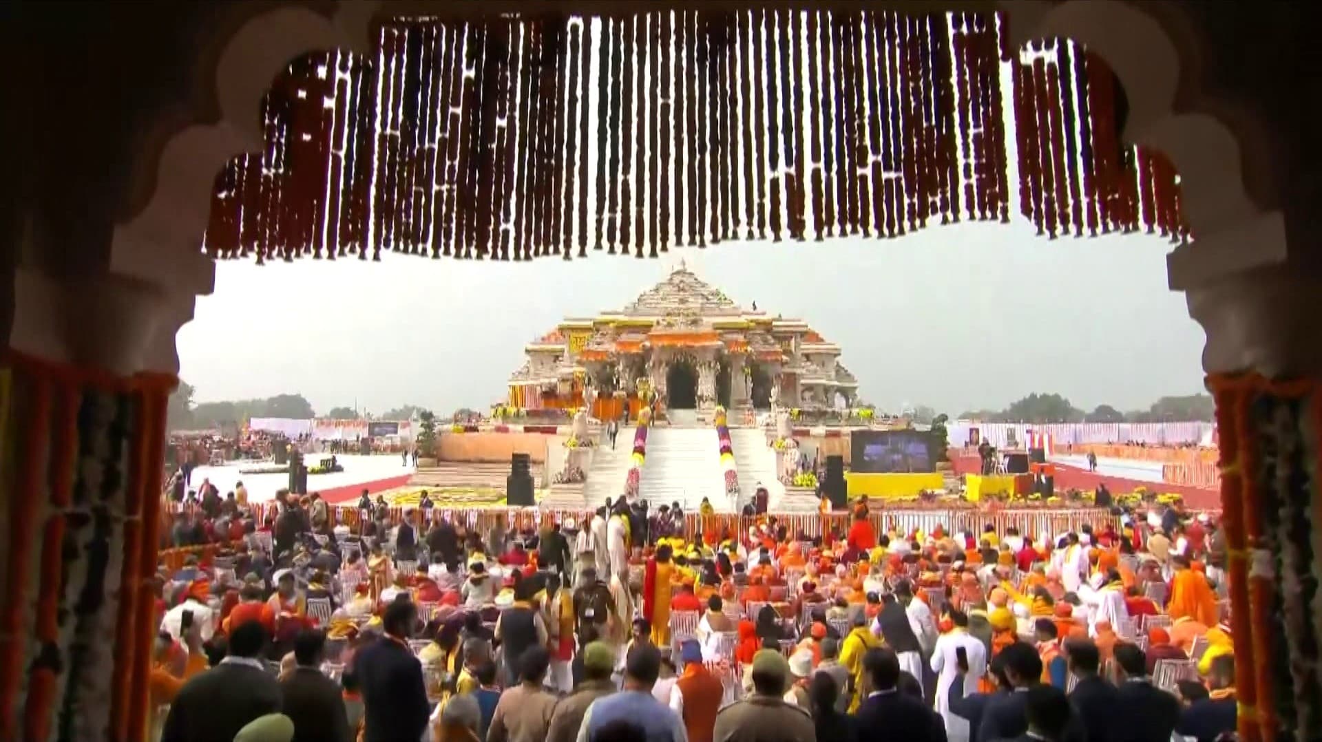 பிரெஞ்சு நீச்சல் ஜோடியின் அட்லாண்டிக் கடலை கடக்கும் முயற்சி நடுவில் நிறுத்தம்