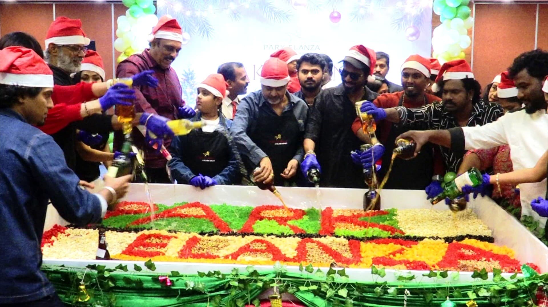 150 கிலோ பாதாம், முந்திரி, திராட்சையில் கேக் தயாரிப்பு பணி