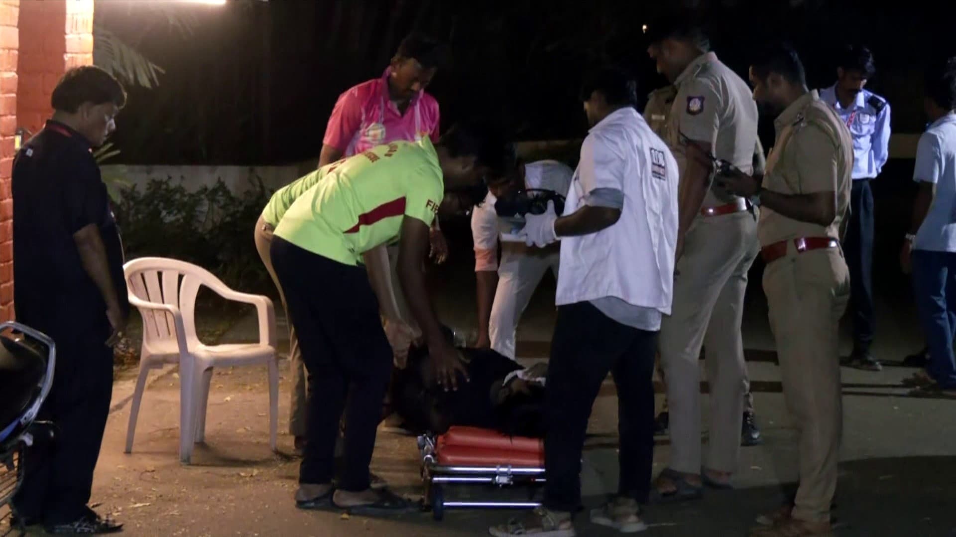 பணி சுமை காரணமாக மேம்பாலத்திலிருந்து ஆற்றில் குதித்த இளைஞர் மீட்பு