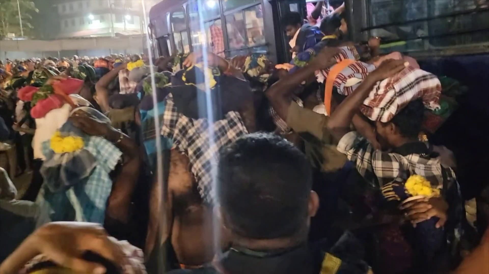 சபரிமலையில் கார்த்திகை 1ம் தேதி தரிசனம் செய்ய குவியும் பக்தர்கள்