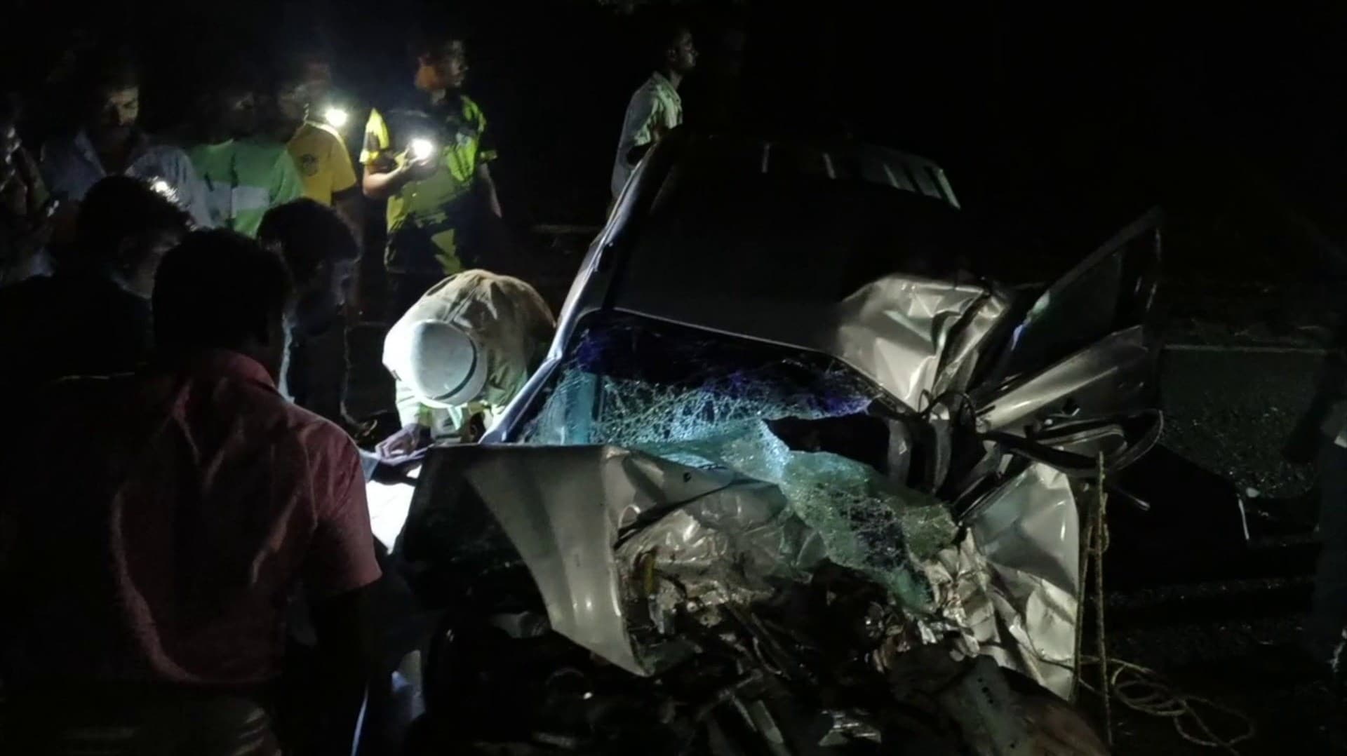 சரக்கு வாகனம் மோதியதில் அப்பளம் போல நொறுங்கிய கார்