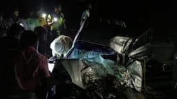 சரக்கு வாகனம் மோதியதில் அப்பளம் போல நொறுங்கிய கார்