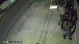 நள்ளிரவில் உருட்டுக் கட்டையுடன் உலா வரும் மூகமூடி கொள்ளையர்கள்