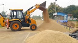 நெல் மணிகளை சாலையில் கொட்டி ஜே.சி.பி எந்திரம் மூலம் உலர்த்தும் விவசாயிகள்..!