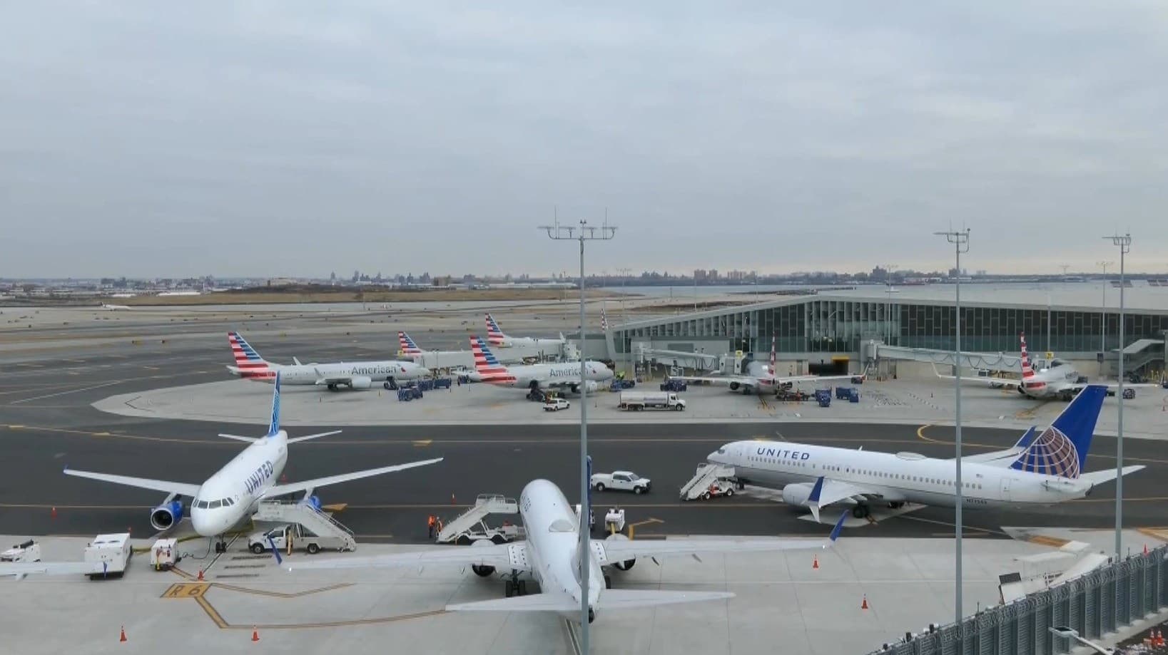 விமான நிலையங்களுக்கான கட்டுப்பாடுகளை நீக்கிய FAA..! பணியாளர் பற்றாக்குறையால் குறைக்கப்பட்ட விமான இயக்கம்..