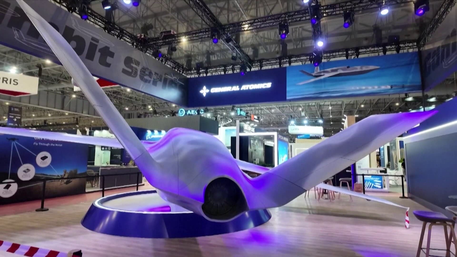 மேற்காசியாவின் மிகப்பெரிய துபாய் ஏர்ஷோ ... 200-க்கும் மேற்பட்ட விமான மாதிரிகள் இடம்