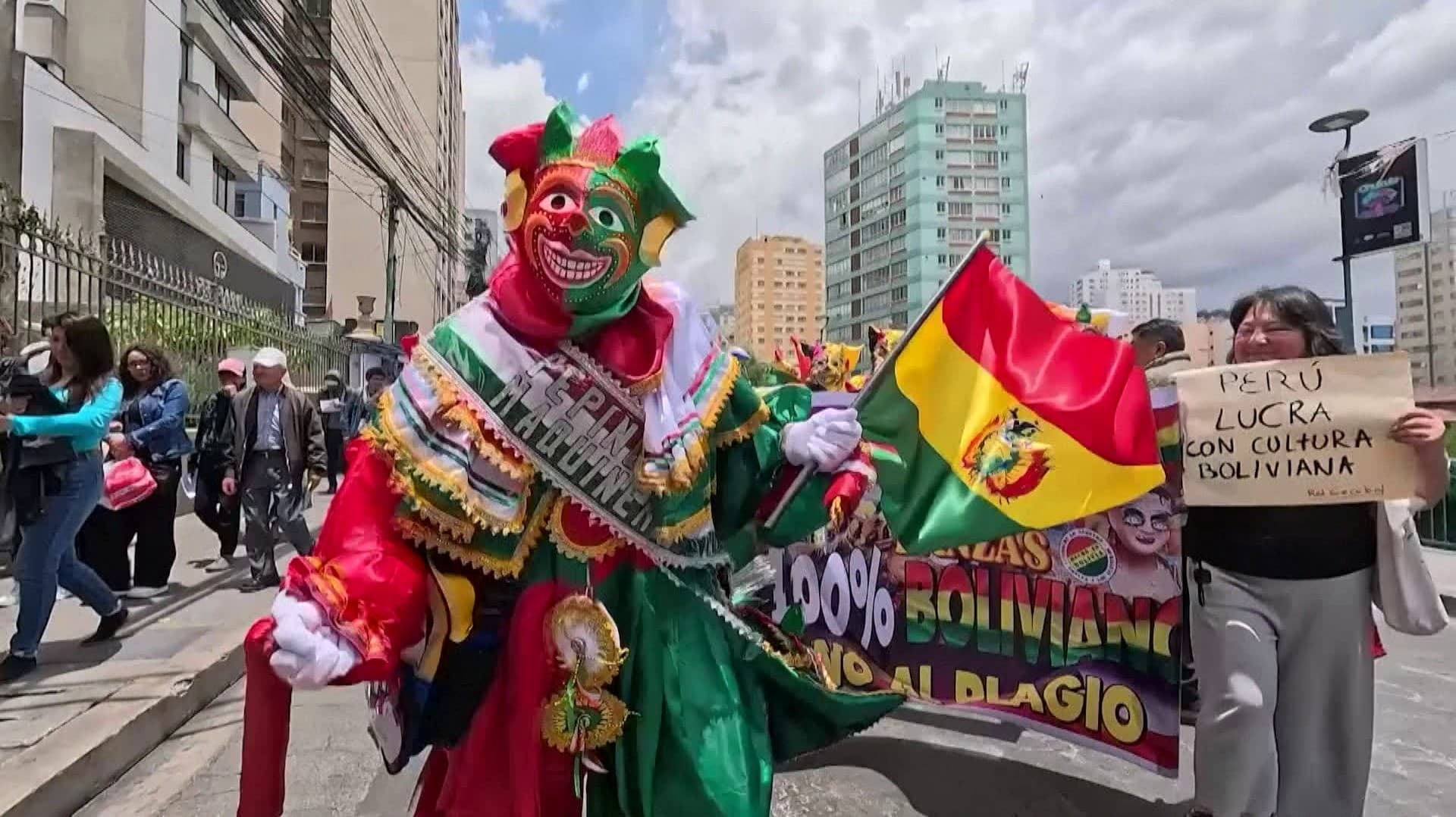 "பெப்பினோ" அடையாளம் தங்கள் நாட்டுக்கே சொந்தம் என்பதை வலியுறுத்தி பொலிவியாவில் ஆர்ப்பாட்டம்