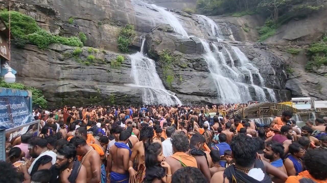 தொடரும் மழையால் குற்றாலம் அருவிகளில் தண்ணீர் வரத்து அதிகரிப்பு..! நீராட வரும் ஐயப்ப பக்தர்களின் எண்ணிக்கை உயர்வு..