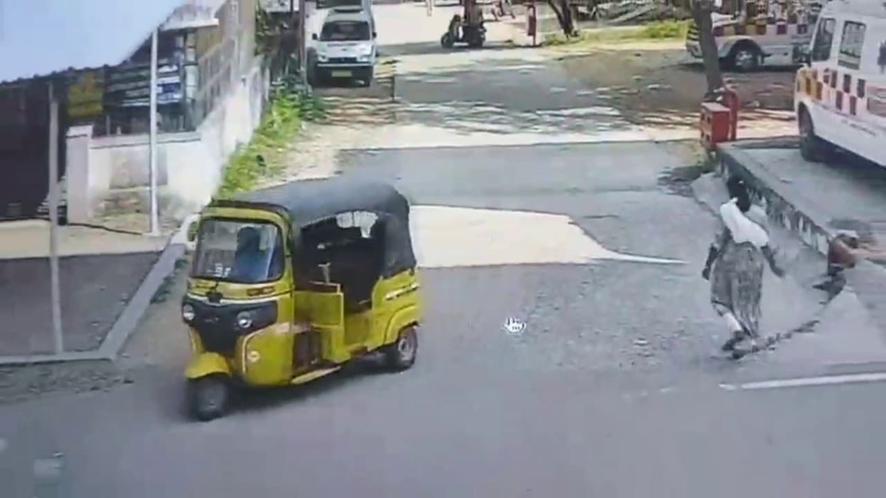 மருத்துவமனையில் நிறுத்தப்பட்டிருந்த ஆட்டோ திருட்டு..! திருடிச் சென்ற நபரை கைது செய்த போலீஸார்..