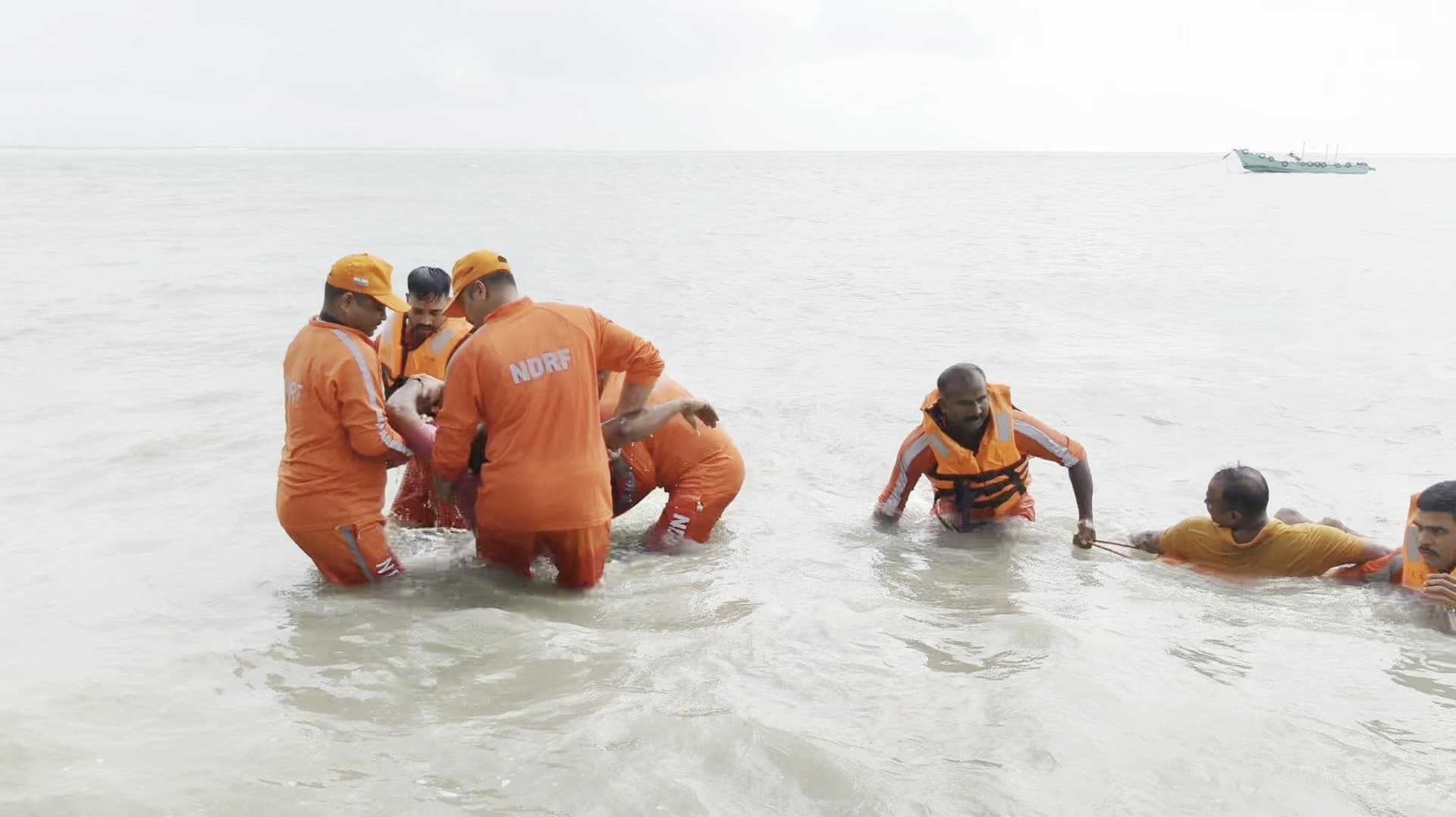 கடலில் தத்தளிக்கும் மீனவர்களை மீட்பது போன்ற ஒத்திகையில் ஈடுபட்ட தேசிய பேரிடர் மீட்பு படையினர்..!