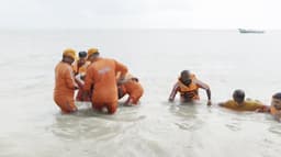 கடலில் தத்தளிக்கும் மீனவர்களை மீட்பது போன்ற ஒத்திகையில் ஈடுபட்ட தேசிய பேரிடர் மீட்பு படையினர்..!