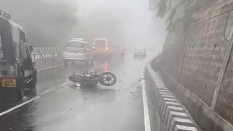 மலைப்பாதையில் பைக்கில் சென்ற இளைஞர் மீது விழுந்த கல்..! உடனடியாக மருத்துவமனைக்கு அனுப்பி வைப்பு..