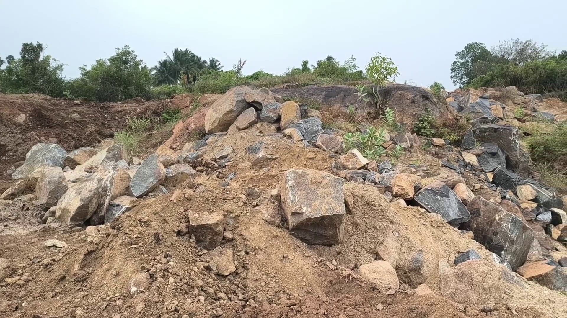 சட்ட விரோதமாக பாறைகளை வெட்டி எடுத்து விற்பனை..