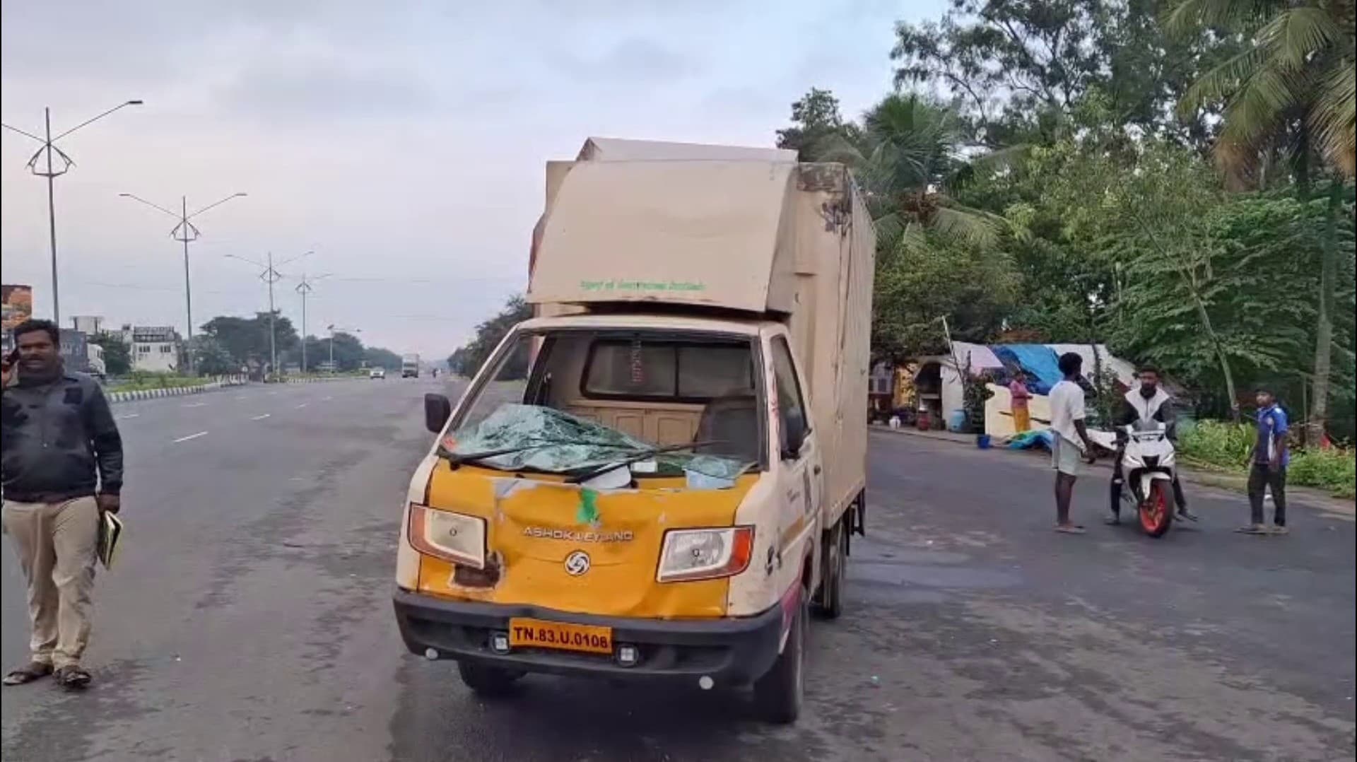 சாலையை கடக்க முயன்ற 4 ஐயப்ப பக்தர்கள் மீது சரக்கு வாகனம் மோதி விபத்து...