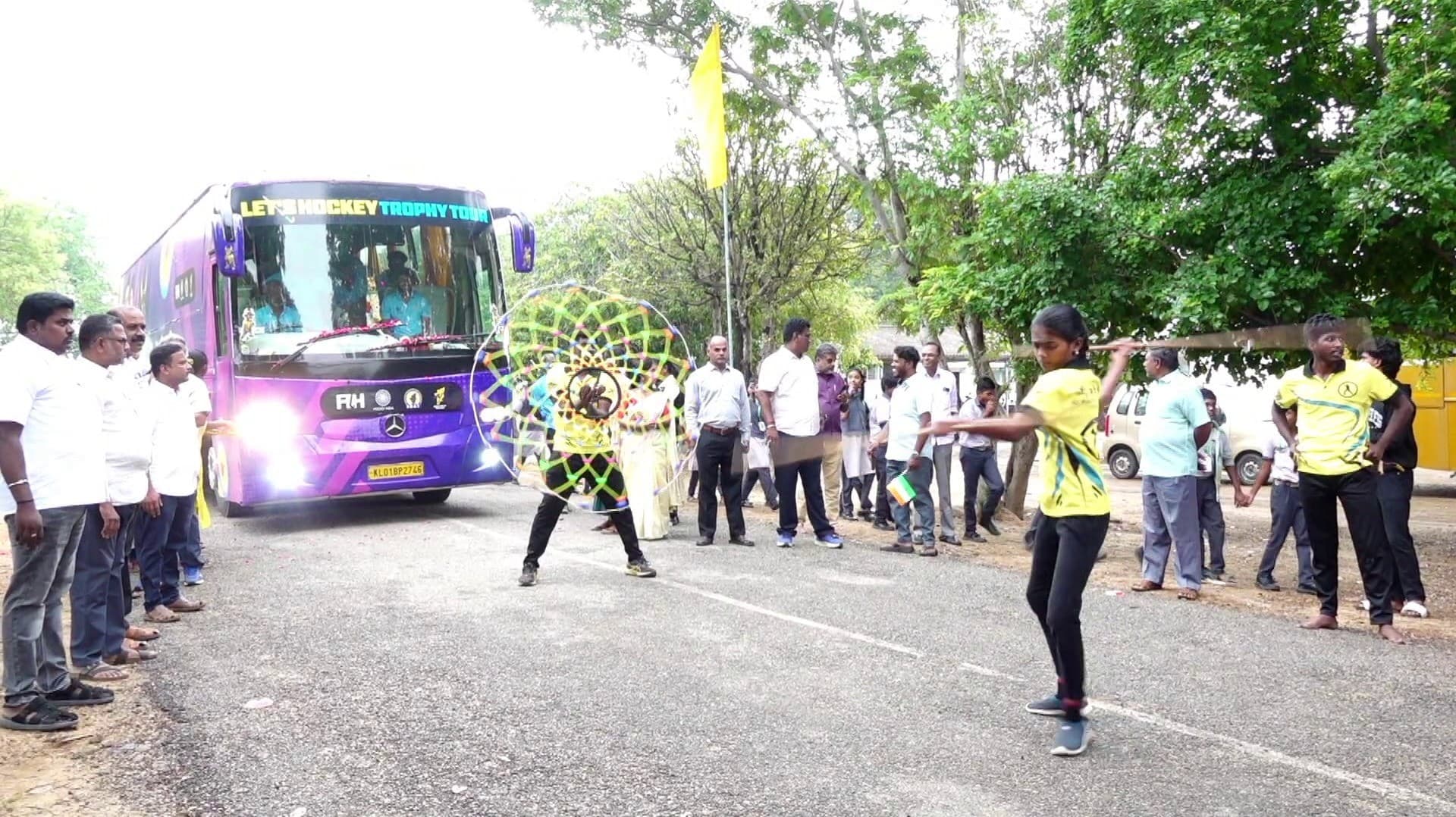 உடுமலையில் அறிமுகப்படுத்தப்பட்ட ஹாக்கி உலகக் கோப்பை.. 
சிலம்பம் சுற்றியும், பட்டாசு வெடித்தும் உற்சாக வரவேற்பு..!