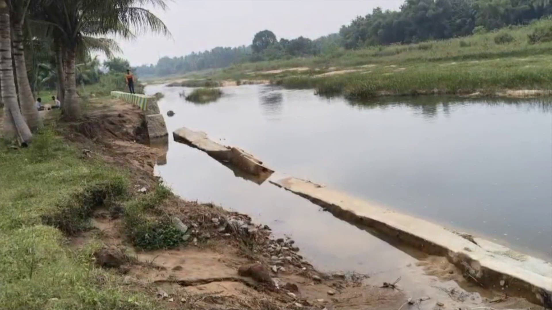 14 நாளில் இடிந்து விழுந்த 10 லட்சம் ரூபாய் செலவில் கட்டப்பட்ட தடுப்புச் சுவர்