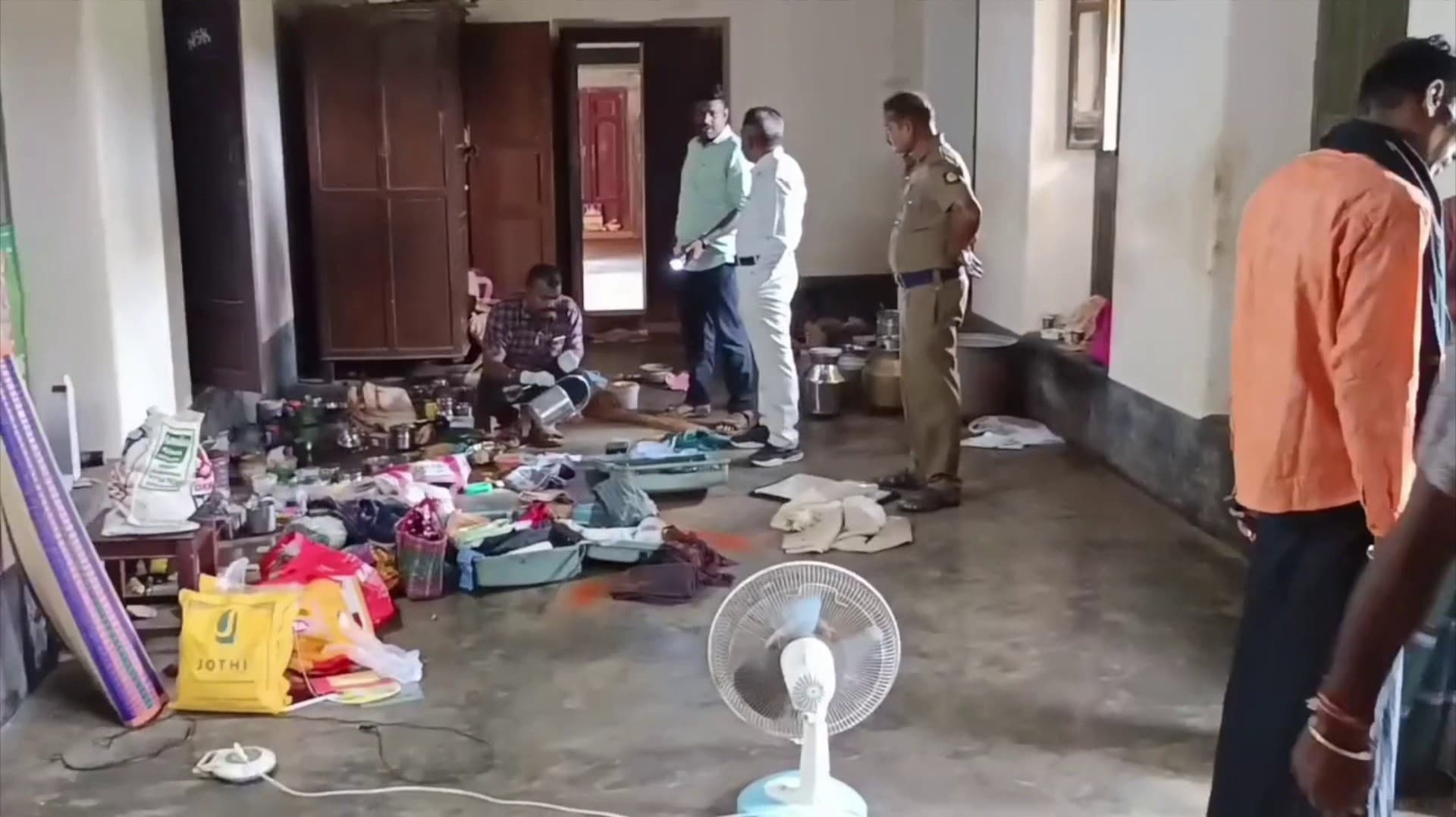 வீட்டுக்குள் புகுந்த முகமூடி கொள்ளையர்கள்.. விடிய விடிய தேடியும் குண்டுமணி தங்கம் கூட கிடைக்காததால் ஏமாற்றமடைந்தவர்கள் செய்த செயல்..!